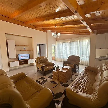 Kurora E Gjelber 度假村 *